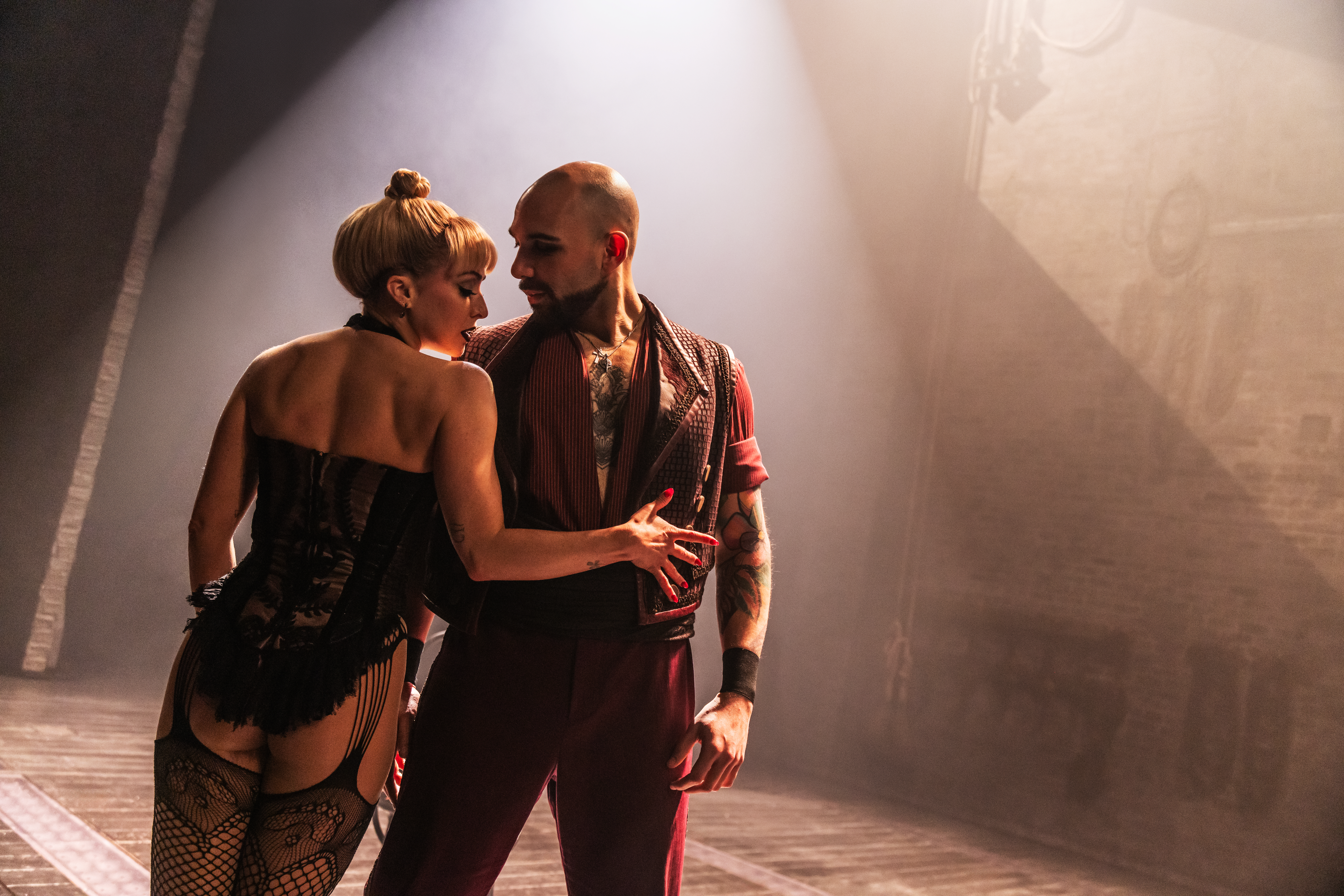 Kaitlin Mesh and Danny Burgos in the 2025 touring production of MOULIN ROUGE! THE MUSICAL
